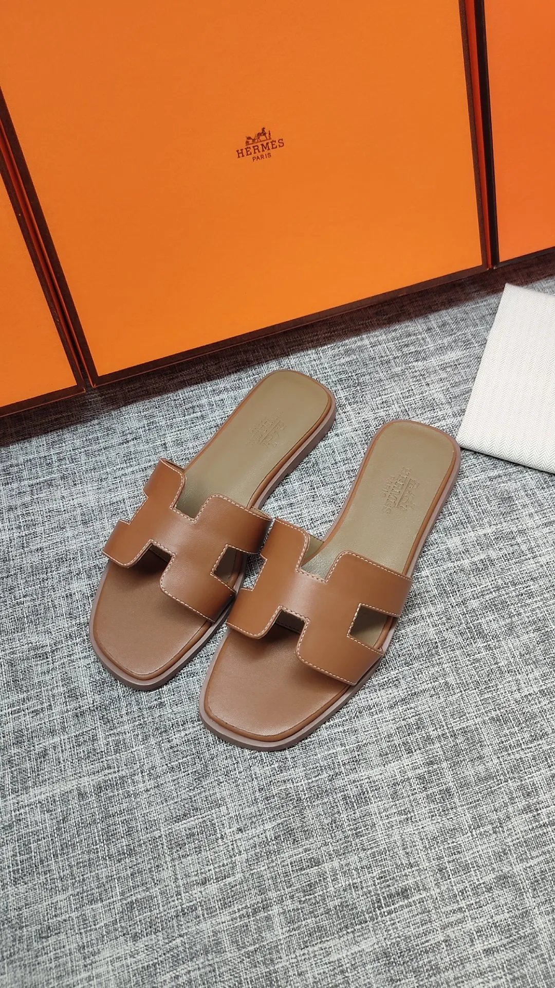 👟👟Ex-factory price p480👟👟 Women's shoe factory Hermes 💖The latest official website is updated at the same time. Premium quality upgraded version of slippers 1:1 production. Fabric: Made of counter cowhide fabric. Inner foot pads: Customized sheepskin [oversea order. The outsole is made of simulated leather non-slip rubber outsole. Whether it is version or workmanship, it is the best among rubber soles. Color Black White Brown Total 3 colors, code number 35---40, flat bottom